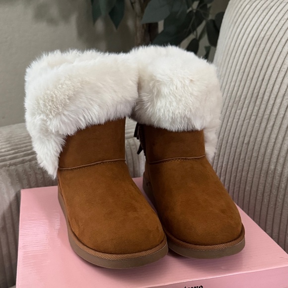 Juicy Couture Brown Boots with White Fur Trim - Picture 4 of 5